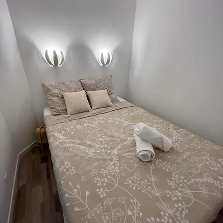 2 Pieces - Piscine - Plages Apartment *